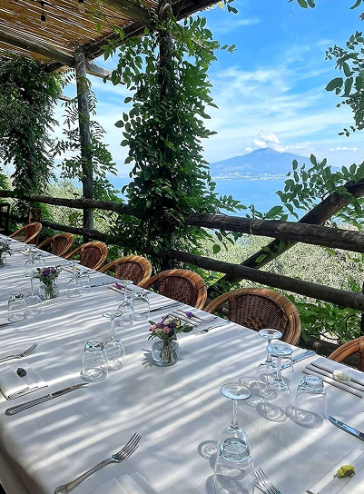 Tavola apparecchiata con vista sul golfo