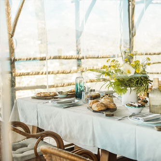 Tavola apparecchiata