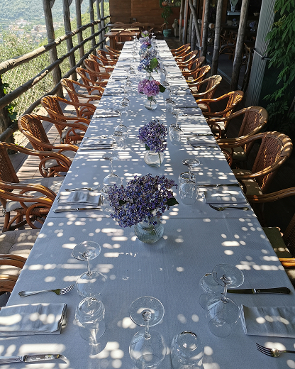 Tavola apparecchiata con vista panoramica